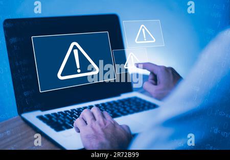 Concetto di sicurezza informatica. Uomo che utilizza il computer con un avviso di pirata informatico a causa di un attacco informatico alla rete. Protezione dei dati. Virus Internet cyber sec Foto Stock