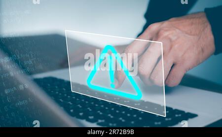 Uomo d'affari che lavora su un computer portatile in ufficio con un punto esclamativo di allarme attenzione Avviso punto di notifica segno, computer virus rilevato Foto Stock