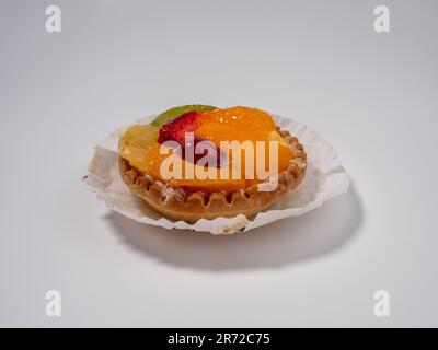 Cottura con frutta su fondo bianco. Biscotti di frutta. Foto Stock