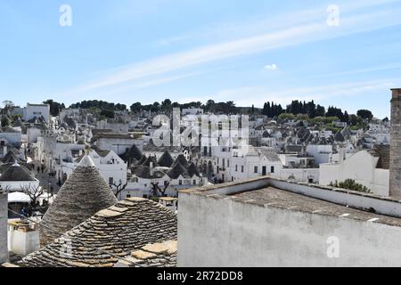 Una vista aerea di un vivace paesaggio cittadino caratterizzato da un'abbondanza di edifici bianchi sul tetto con piccoli camini Foto Stock