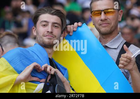 Brema, Germania. 12th giugno, 2023. Calcio: Partite internazionali, Germania - Ucraina, a wohninvest Weserstadion. Tifosi dell'Ucraina negli stand. NOTA IMPORTANTE: In conformità ai requisiti della DFL Deutsche Fußball Liga e del DFB Deutscher Fußball-Bund, è vietato utilizzare o utilizzare fotografie scattate nello stadio e/o della partita sotto forma di sequenze di immagini e/o serie di foto simili a un video. Credit: Marcus Brandt/dpa/Alamy Live News Foto Stock