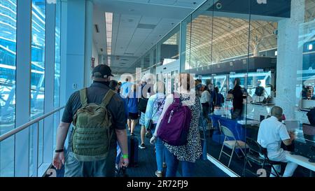 Orlando, FL USA - 8 gennaio 2022: Le persone che saliscono a bordo di una crociera sulla nave da crociera Norwegian Cruise Line Escape a Orlando, Florida. Foto Stock