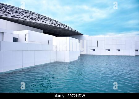 Una splendida vista aerea di un Louvre Louvremuseum di fama mondiale ad Abu Dhabi, Emirati Arabi Uniti Foto Stock