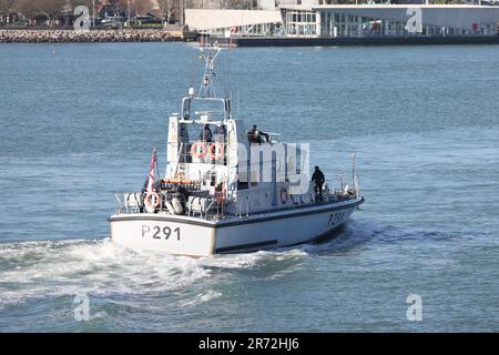 Il PUNCHER HMS (P291) della Royal Navy Fast Training Boat arriva alla base navale Foto Stock