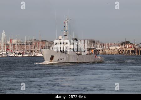 La nave squadrone di addestramento navale francese della classe leopardo FS GUEPARD in partenza dalla base navale Foto Stock