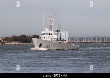 La nave squadrone di addestramento navale francese della classe leopardo FS CHACAL con partenza dalla base navale Foto Stock