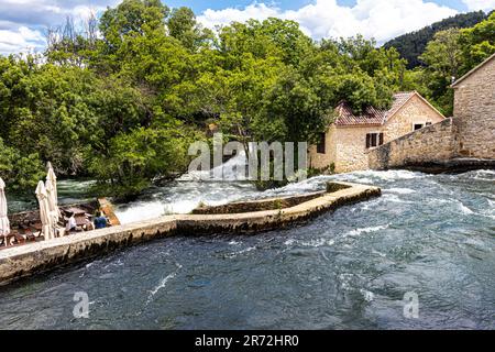 Le acque fluenti e magnifiche cascate nel Parco Nazionale di Krka, nella contea di Sibinik Knin, Croazia Foto Stock