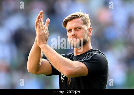 Brema, Germania. 12th giugno, 2023. Calcio: Internazionale, Germania - Ucraina, a wohninvest Weserstadion. Il tedesco Niclas Füllkrug applaude alla fine del gioco. NOTA IMPORTANTE: In conformità ai requisiti della DFL Deutsche Fußball Liga e del DFB Deutscher Fußball-Bund, è vietato utilizzare o utilizzare fotografie scattate nello stadio e/o della partita sotto forma di sequenze di immagini e/o serie di foto simili a un video. Credit: Federico Gambarini/dpa/Alamy Live News Foto Stock