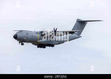 L'Aeronautica militare britannica (RAF) Airbus A400M-180 (REG: ZM418) atterra per una sosta notturna. Foto Stock