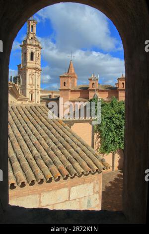 Foto scattata sull'isola di Palma di Maiorca nel vecchio quartiere di Palma. Nella foto È Stato mostrato Uno sguardo alla vecchia architettura spagnola da una finestra della torre. Foto Stock