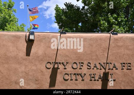 Santa Fe, Stati Uniti. 12th giugno, 2023. Una bandiera Pride è volata sotto la bandiera degli Stati Uniti e la bandiera del New Mexico durante la cerimonia di innalzamento della bandiera Pride della città di Santa Fe e la lettura della proclamazione del mese Pride di fronte al municipio di Santa Fe il 12 giugno 2023 a Santa Fe, New Mexico. Oltre 520 fatture anti-LGBTQ sono state introdotte nelle legislature statali dall'inizio del 2023. Inoltre, 70 leggi anti-LGBTQ sono state emanate dall'inizio dell'anno secondo i dati dell'American Civil Liberties Union. (Foto di Sam Wasson/Sipa USA) Credit: Sipa USA/Alamy Live News Foto Stock