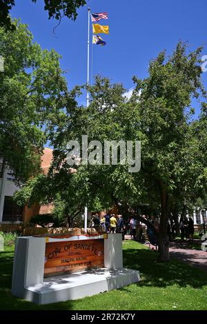 Santa Fe, Stati Uniti. 12th giugno, 2023. Una bandiera Pride è volata sotto la bandiera degli Stati Uniti e la bandiera del New Mexico durante la cerimonia di innalzamento della bandiera Pride della città di Santa Fe e la lettura della proclamazione del mese Pride di fronte al municipio di Santa Fe il 12 giugno 2023 a Santa Fe, New Mexico. Oltre 520 fatture anti-LGBTQ sono state introdotte nelle legislature statali dall'inizio del 2023. Inoltre, 70 leggi anti-LGBTQ sono state emanate dall'inizio dell'anno secondo i dati dell'American Civil Liberties Union. (Foto di Sam Wasson/Sipa USA) Credit: Sipa USA/Alamy Live News Foto Stock