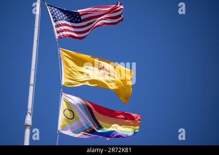 Santa Fe, Stati Uniti. 12th giugno, 2023. Una bandiera Pride è volata sotto la bandiera degli Stati Uniti e la bandiera del New Mexico durante la cerimonia di innalzamento della bandiera Pride della città di Santa Fe e la lettura della proclamazione del mese Pride di fronte al municipio di Santa Fe il 12 giugno 2023 a Santa Fe, New Mexico. Oltre 520 fatture anti-LGBTQ sono state introdotte nelle legislature statali dall'inizio del 2023. Inoltre, 70 leggi anti-LGBTQ sono state emanate dall'inizio dell'anno secondo i dati dell'American Civil Liberties Union. (Foto di Sam Wasson/Sipa USA) Credit: Sipa USA/Alamy Live News Foto Stock