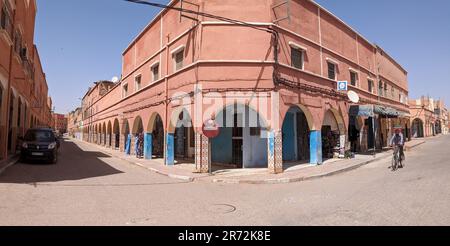 Colonnato tipico nella facciata delle case nel centro di Tata in Marocco Foto Stock