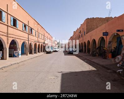 Colonnato tipico nella facciata delle case nel centro di Tata in Marocco Foto Stock