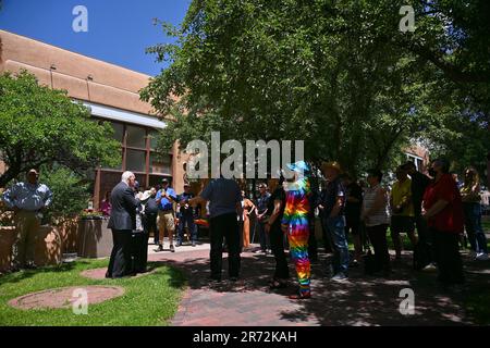 Santa Fe, Stati Uniti. 12th giugno, 2023. La gente partecipa alla cerimonia di aumento della bandiera della città di Santa Fe LGBTQ Pride e alla lettura di proclamazione del mese Pride di fronte al municipio di Santa Fe il 12 giugno 2023 a Santa Fe, New Mexico. Oltre 520 fatture anti-LGBTQ sono state introdotte nelle legislature statali dall'inizio del 2023. Inoltre, 70 leggi anti-LGBTQ sono state emanate dall'inizio dell'anno secondo i dati dell'American Civil Liberties Union. (Foto di Sam Wasson/Sipa USA) Credit: Sipa USA/Alamy Live News Foto Stock