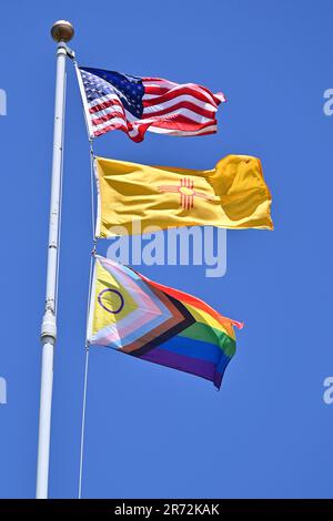 Santa Fe, Stati Uniti. 12th giugno, 2023. Una bandiera Pride è volata sotto la bandiera degli Stati Uniti e la bandiera del New Mexico durante la cerimonia di innalzamento della bandiera Pride della città di Santa Fe e la lettura della proclamazione del mese Pride di fronte al municipio di Santa Fe il 12 giugno 2023 a Santa Fe, New Mexico. Oltre 520 fatture anti-LGBTQ sono state introdotte nelle legislature statali dall'inizio del 2023. Inoltre, 70 leggi anti-LGBTQ sono state emanate dall'inizio dell'anno secondo i dati dell'American Civil Liberties Union. (Foto di Sam Wasson/Sipa USA) Credit: Sipa USA/Alamy Live News Foto Stock