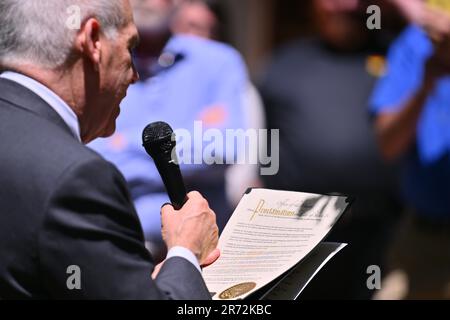 Santa Fe, Stati Uniti. 12th giugno, 2023. Il sindaco di Santa Fe Alan Webber legge un proclama durante la cerimonia di sollevamento della bandiera della città di Santa Fe LGBTQ Pride e la lettura del proclama del mese Pride davanti al municipio di Santa Fe il 12 giugno 2023 a Santa Fe, New Mexico. Oltre 520 fatture anti-LGBTQ sono state introdotte nelle legislature statali dall'inizio del 2023. Inoltre, 70 leggi anti-LGBTQ sono state emanate dall'inizio dell'anno secondo i dati dell'American Civil Liberties Union. (Foto di Sam Wasson/Sipa USA) Credit: Sipa USA/Alamy Live News Foto Stock