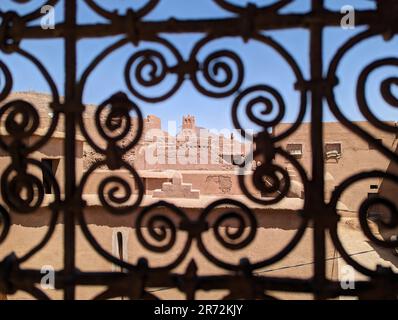 Ornato tradizionale griglia finestra di una casa berbera rovina nel centro della città di Amezrou, Marocco Foto Stock