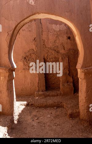 Un bellissimo arco semplice costruito di argilla in una vecchia kasbah nella valle Draa, Marocco Foto Stock