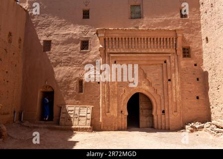 Facciata di una tipica casa berbera costruita in argilla, valle Draa in Marocco Foto Stock