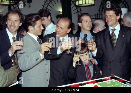 Milano Italia 1996-05-28 : Silvio Berlusconi festeggia il 15th AC Milan Seria Un campionato al ristorante con Fabio Capello, Pier Silvio Berlusconi, Franco Baresi e Paolo Berlusconi Foto Stock