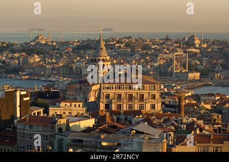 Vista sul tetto della Torre di Galata, della Moschea Blu e di Hagia Sophia sullo sfondo visto sul Corno d'Oro a Istanbul, Turchia Foto Stock