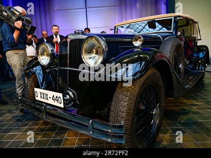 Una vettura di lusso Tatra 80 del 1930s, ricostruita per 28 anni, è stata ufficialmente presentata oggi al Museo tecnico Nazionale di Praga, lunedì 12 giugno 2023. Il proprietario originario della vettura era Heinrich Schicht, proprietario della fabbrica di Usti nad Labem, nella Boemia settentrionale, la cui famiglia era nota per la produzione di sapone e cosmetici. Acquistò il Tatra 80 Cabriolet convertibile nel 1931. L'auto fu ricostruita da Pavel Kasik, un amante degli autoveicoli storici, che presentò anche un nuovo libro sulla ricostruzione del Tatra 80 di Schicht. Ha detto che molte persone hanno partecipato alla ricostruzione Foto Stock