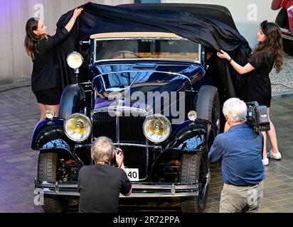 Una vettura di lusso Tatra 80 del 1930s, ricostruita per 28 anni, è stata ufficialmente presentata oggi al Museo tecnico Nazionale di Praga, lunedì 12 giugno 2023. Il proprietario originario della vettura era Heinrich Schicht, proprietario della fabbrica di Usti nad Labem, nella Boemia settentrionale, la cui famiglia era nota per la produzione di sapone e cosmetici. Acquistò il Tatra 80 Cabriolet convertibile nel 1931. L'auto fu ricostruita da Pavel Kasik, un amante degli autoveicoli storici, che presentò anche un nuovo libro sulla ricostruzione del Tatra 80 di Schicht. Ha detto che molte persone hanno partecipato alla ricostruzione Foto Stock