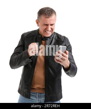 Uomo maturo arrabbiato con cellulare chat video su sfondo bianco Foto Stock