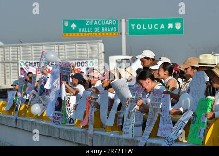 Toluca, Messico. 12th giugno, 2023. Giugno 12, 2023 Toluca, Messico : i commercianti di metalli rottami membri della Confederazione Nazionale degli Industriali e Riciclatori di metalli hanno bloccato la strada Toluca-Atlacomulco e la strada Toluca-Valle de Bravo chiedendo che le autorità indaghino la scomparsa di 4 dei loro colleghi nello stato di Zacatecas. Il 12 giugno 2023 a Toluca, Messico. (Foto di Arturo Hernández/Eyepix Group/Sipa USA) Credit: Sipa USA/Alamy Live News Foto Stock