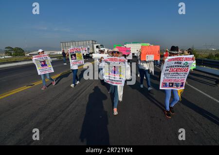 Toluca, Messico. 12th giugno, 2023. Giugno 12, 2023 Toluca, Messico : i commercianti di metalli rottami membri della Confederazione Nazionale degli Industriali e Riciclatori di metalli hanno bloccato la strada Toluca-Atlacomulco e la strada Toluca-Valle de Bravo chiedendo che le autorità indaghino la scomparsa di 4 dei loro colleghi nello stato di Zacatecas. Il 12 giugno 2023 a Toluca, Messico. (Foto di Arturo Hernández/Eyepix Group/Sipa USA) Credit: Sipa USA/Alamy Live News Foto Stock