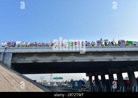 Toluca, Messico. 12th giugno, 2023. Giugno 12, 2023 Toluca, Messico : i commercianti di metalli rottami membri della Confederazione Nazionale degli Industriali e Riciclatori di metalli hanno bloccato la strada Toluca-Atlacomulco e la strada Toluca-Valle de Bravo chiedendo che le autorità indaghino la scomparsa di 4 dei loro colleghi nello stato di Zacatecas. Il 12 giugno 2023 a Toluca, Messico. (Foto di Arturo Hernández/Eyepix Group/Sipa USA) Credit: Sipa USA/Alamy Live News Foto Stock