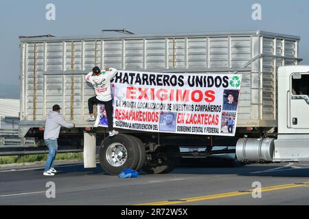 Toluca, Messico. 12th giugno, 2023. Giugno 12, 2023 Toluca, Messico : i commercianti di metalli rottami membri della Confederazione Nazionale degli Industriali e Riciclatori di metalli hanno bloccato la strada Toluca-Atlacomulco e la strada Toluca-Valle de Bravo chiedendo che le autorità indaghino la scomparsa di 4 dei loro colleghi nello stato di Zacatecas. Il 12 giugno 2023 a Toluca, Messico. (Foto di Arturo Hernández/Eyepix Group/Sipa USA) Credit: Sipa USA/Alamy Live News Foto Stock