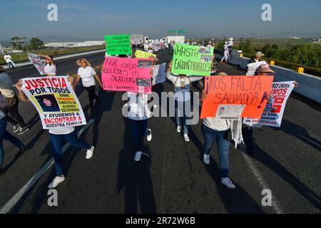 Toluca, Messico. 12th giugno, 2023. Giugno 12, 2023 Toluca, Messico : i commercianti di metalli rottami membri della Confederazione Nazionale degli Industriali e Riciclatori di metalli hanno bloccato la strada Toluca-Atlacomulco e la strada Toluca-Valle de Bravo chiedendo che le autorità indaghino la scomparsa di 4 dei loro colleghi nello stato di Zacatecas. Il 12 giugno 2023 a Toluca, Messico. (Foto di Arturo Hernández/Eyepix Group/Sipa USA) Credit: Sipa USA/Alamy Live News Foto Stock