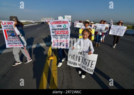 Toluca, Messico. 12th giugno, 2023. Giugno 12, 2023 Toluca, Messico : i commercianti di metalli rottami membri della Confederazione Nazionale degli Industriali e Riciclatori di metalli hanno bloccato la strada Toluca-Atlacomulco e la strada Toluca-Valle de Bravo chiedendo che le autorità indaghino la scomparsa di 4 dei loro colleghi nello stato di Zacatecas. Il 12 giugno 2023 a Toluca, Messico. (Foto di Arturo Hernández/Eyepix Group/Sipa USA) Credit: Sipa USA/Alamy Live News Foto Stock