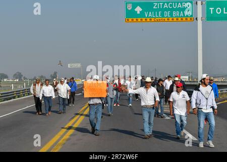 Toluca, Messico. 12th giugno, 2023. Giugno 12, 2023 Toluca, Messico : i commercianti di metalli rottami membri della Confederazione Nazionale degli Industriali e Riciclatori di metalli hanno bloccato la strada Toluca-Atlacomulco e la strada Toluca-Valle de Bravo chiedendo che le autorità indaghino la scomparsa di 4 dei loro colleghi nello stato di Zacatecas. Il 12 giugno 2023 a Toluca, Messico. (Foto di Arturo Hernández/Eyepix Group/Sipa USA) Credit: Sipa USA/Alamy Live News Foto Stock