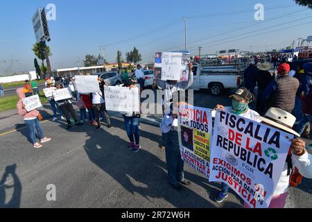 Toluca, Messico. 12th giugno, 2023. Giugno 12, 2023 Toluca, Messico : i commercianti di metalli rottami membri della Confederazione Nazionale degli Industriali e Riciclatori di metalli hanno bloccato la strada Toluca-Atlacomulco e la strada Toluca-Valle de Bravo chiedendo che le autorità indaghino la scomparsa di 4 dei loro colleghi nello stato di Zacatecas. Il 12 giugno 2023 a Toluca, Messico. (Foto di Arturo Hernández/Eyepix Group/Sipa USA) Credit: Sipa USA/Alamy Live News Foto Stock