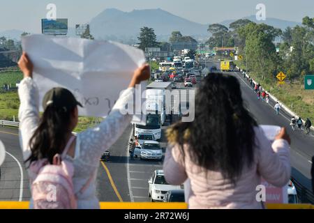 Toluca, Messico. 12th giugno, 2023. Giugno 12, 2023 Toluca, Messico : i commercianti di metalli rottami membri della Confederazione Nazionale degli Industriali e Riciclatori di metalli hanno bloccato la strada Toluca-Atlacomulco e la strada Toluca-Valle de Bravo chiedendo che le autorità indaghino la scomparsa di 4 dei loro colleghi nello stato di Zacatecas. Il 12 giugno 2023 a Toluca, Messico. (Foto di Arturo Hernández/Eyepix Group/Sipa USA) Credit: Sipa USA/Alamy Live News Foto Stock