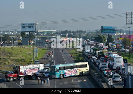 Toluca, Messico. 12th giugno, 2023. Giugno 12, 2023 Toluca, Messico : i commercianti di metalli rottami membri della Confederazione Nazionale degli Industriali e Riciclatori di metalli hanno bloccato la strada Toluca-Atlacomulco e la strada Toluca-Valle de Bravo chiedendo che le autorità indaghino la scomparsa di 4 dei loro colleghi nello stato di Zacatecas. Il 12 giugno 2023 a Toluca, Messico. (Foto di Arturo Hernández/Eyepix Group/Sipa USA) Credit: Sipa USA/Alamy Live News Foto Stock