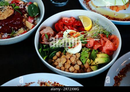 Una ciotola di poke con salmone, uova e avocado, un pasto sano Foto Stock