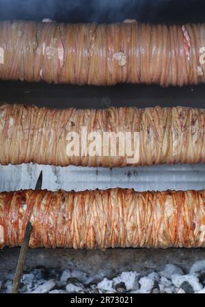 Kokoretsi o kokoroc è un piatto dei Balcani e Anatolia, costituito da agnello o budello di capra Foto Stock