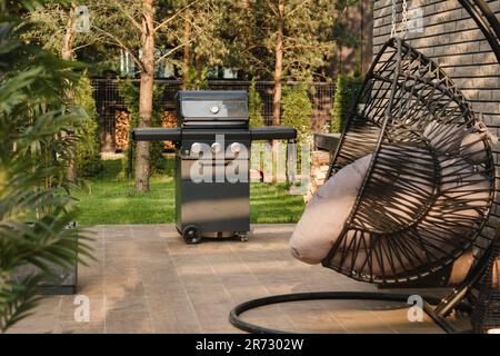 Un grande barbecue grill si trova nel cortile sulla strada della terrazza. Foto Stock