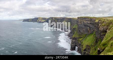 Immagine panoramica delle scogliere di Moher ad ovest Costa d'Irlanda Foto Stock