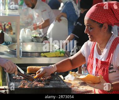 ADANA, TURCHIA-OTTOBRE 08,2022:Unidentified Woman Cooking Turkish Meatballs aka Kofte a Local Fest. Ottobre 08,2022 ad Adana, Turchia Foto Stock