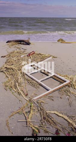 Odessa, Ucraina. 12th giugno, 2023. I detriti galleggianti hanno raggiunto le spiagge del Mar Nero a Odessa, Ucraina. Disastro ambientale causato dall'esplosione della diga della centrale idroelettrica di Kakhovka (Credit Image: © Andrey Nekrasov/ZUMA Press Wire) SOLO USO EDITORIALE! Non per USO commerciale! Foto Stock