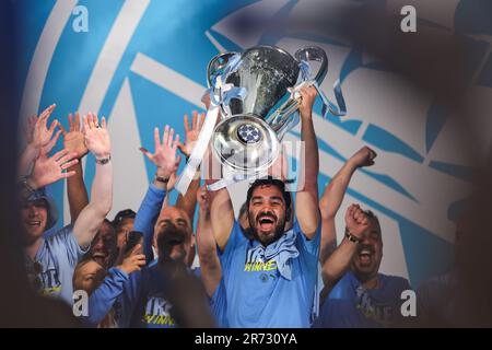 İlkay Gündoğan #8 di Manchester City solleva il Champions League Trophy sul palco durante la sfilata di vittoria degli Treble di Manchester City a St Peter’s Square, Manchester, Regno Unito, 12th giugno 2023 (Foto di Mark Cosgrove/News Images) Foto Stock