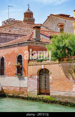 Dettaglio con edificio di architettura medievale a Venezia. Foto Stock