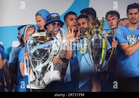 Riyad Mahrez #26 di Manchester City e Ederson #31 di Manchester City sollevano il Champions League Trophy e il Premier League Trophy sul palco durante la sfilata di vittoria degli alti della città di Manchester a St Peter's Square, Manchester, Regno Unito, 12th giugno 2023 (Foto di Mark Cosgrove/News Images) in, il 6/12/2023. (Foto di Mark Cosgrove/News Images/Sipa USA) Credit: Sipa USA/Alamy Live News Foto Stock