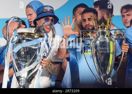 Riyad Mahrez #26 di Manchester City e Ederson #31 di Manchester City sollevano il Champions League Trophy e il Premier League Trophy sul palco durante la sfilata di vittoria degli alti della città di Manchester a St Peter's Square, Manchester, Regno Unito, 12th giugno 2023 (Foto di Mark Cosgrove/News Images) in, il 6/12/2023. (Foto di Mark Cosgrove/News Images/Sipa USA) Credit: Sipa USA/Alamy Live News Foto Stock